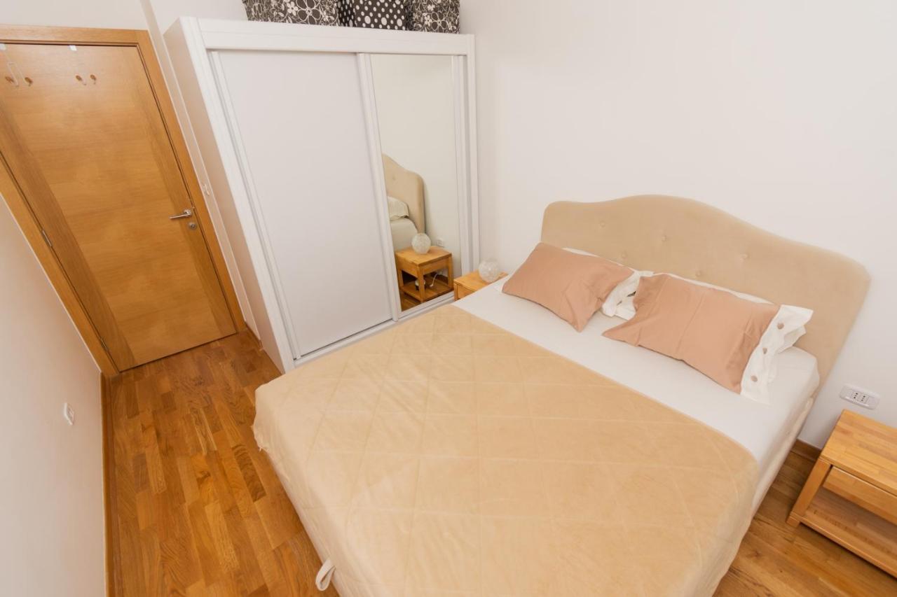 Lux City Apartment With Parking Podgoriţa Exterior foto